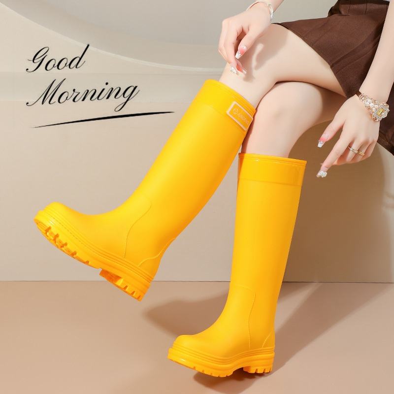 30dbe9af-04d4-49c0-93a8-203a0ccf1bd7_giày ủng đi mưa bằng PVC cao cho nữ màu vàng, thời trang, chống trượt, không thấm nước, phù hợp dùng trong nhà bếp và công việc.
